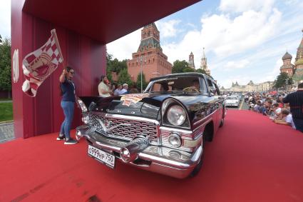 Москва.  Автомобиль `Чайка` во время старта ежегодной гонки ретро-авто `ГУМ-авторалли` на Васильевском спуске.