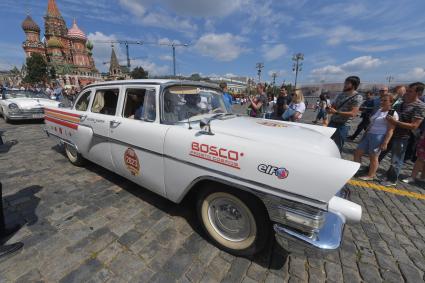 Москва. Автомобиль  во время старта ежегодной гонки ретро-авто `ГУМ-авторалли` на Васильевском спуске.