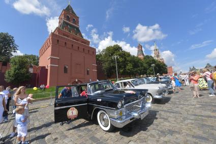 Москва.  Автомобили перед стартом ежегодной гонки ретро-авто `ГУМ-авторалли` на Васильевском спуске.