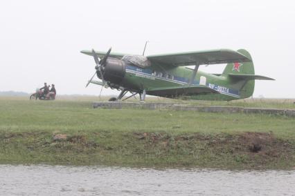 Иркутск. Самолет Ан-2 на съемках фильма `Даю посадку`.