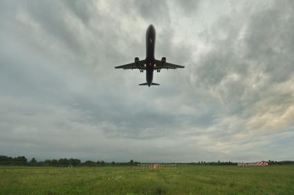 Екатеринбург. Аэропорт \'Кольцово\'. Самолет во время взлета