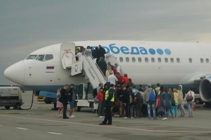 Екатеринбург. Аэропорт \'Кольцово\'. Посадка пассажиров на борт самолета авиакомпании \'Победа