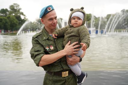 Москва. Десантник во время празднования Дня Воздушно-десантных войск.