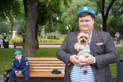 Москва. Десантник во время празднования Дня Воздушно-десантных войск.