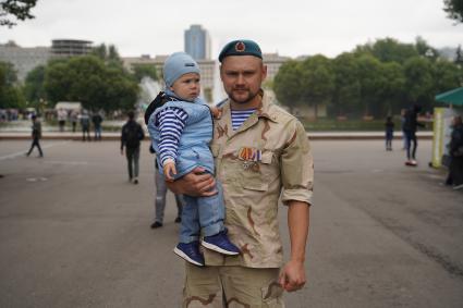 Москва. Десантник во время празднования Дня Воздушно-десантных войск.