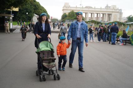 Москва.   Во время празднования Дня Воздушно-десантных войск России в Парке Горького.