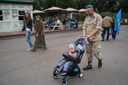 Москва. Десантник во время празднования Дня Воздушно-десантных войск.