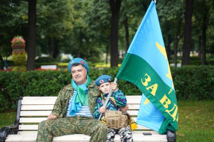 Москва. Десантник во время празднования Дня Воздушно-десантных войск России в Парке Горького.