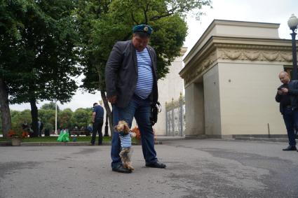 Москва. Десантник во время празднования Дня Воздушно-десантных войск.