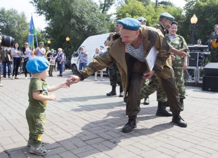 Иркутск. Десантники во время празднования Дня Воздушно-десантных войск.