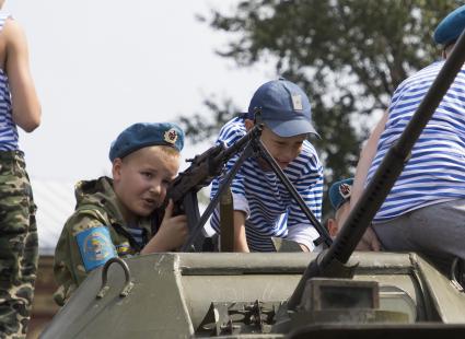 Иркутск. Дети  во время празднования Дня Воздушно-десантных войск.