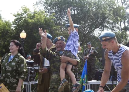 Иркутск. Десантники во время празднования Дня Воздушно-десантных войск.