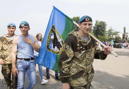 Иркутск. Десантники во время празднования Дня Воздушно-десантных войск.