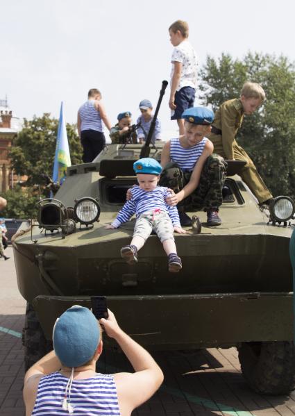 Иркутск. Дети во время празднования Дня Воздушно-десантных войск.