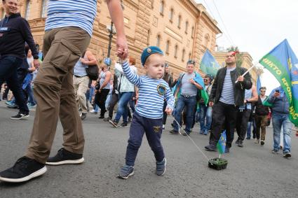 Санкт-Петербург.    Шествие десантников по Миллионной улице   в День Воздушно-десантных войск.