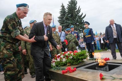 Санкт-Петербург.   Десантники во время траурных мероприятий на Серафимовском мемориальном кладбище в День Воздушно-десантных войск.