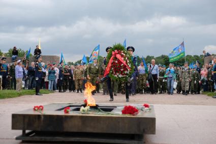 Санкт-Петербург.   Рота почетного караула возлагает цветы во время траурных мероприятий на Серафимовском мемориальном кладбище в День Воздушно-десантных войск.