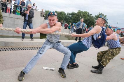 Санкт-Петербург. Десантники в парке 300-летия в День Воздушно-десантных войск.