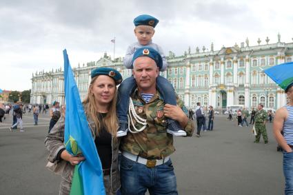 Санкт-Петербург.  Десантник на Дворцовой площади во время праздничных мероприятий в День Воздушно-десантных войск.