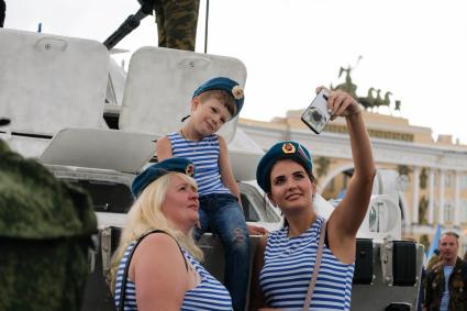 Санкт-Петербург.  На Дворцовой площади во время праздничных мероприятий в День Воздушно-десантных войск.