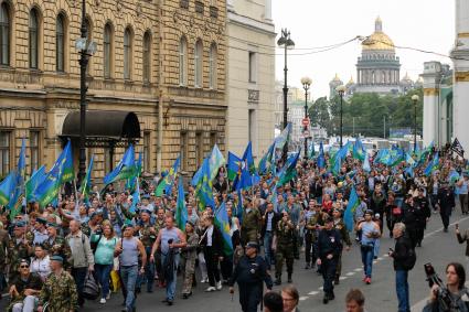 Санкт-Петербург.    Шествие десантников по Миллионной улице   в День Воздушно-десантных войск.