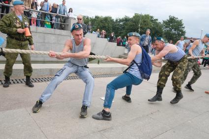 Санкт-Петербург. Десантники в парке 300-летия в День Воздушно-десантных войск.