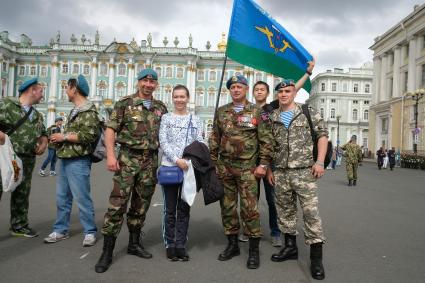 Санкт-Петербург.  Десантники на Дворцовой площади во время праздничных мероприятий в День Воздушно-десантных войск.