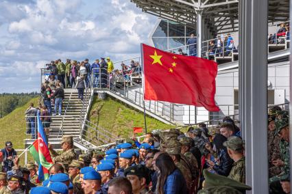 Московская область.  Китайские и азербайджанские  болельщики во время соревнований `Танкового биатлона `на V Армейских международных игр-2019.