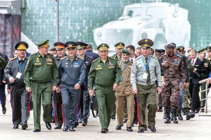 Московская область.  Министр обороны Рф ( в центре) Сергей Шойгу и министры обороны стран участниц V Армейских международных игр-2019.