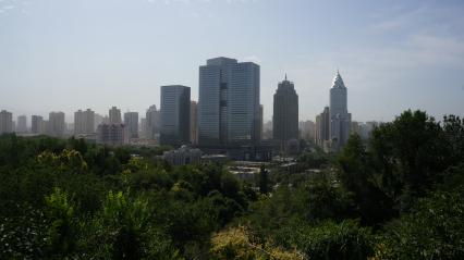 Китай, Урумчи. Вид с Красного холма на город. A city view of Urumqi, the capital of the Xinjiang Uygur Autonomous Region of China, from the top of the Red Hill