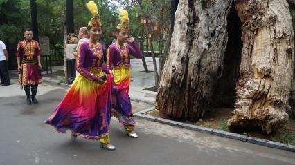 Китай, Урумчи.  Уйгуры в традиционных этнокостюмах. Uygurs in their traditional dresses in ??r??mqi, the capital of the Xinjiang Uygur Autonomous Region of China.