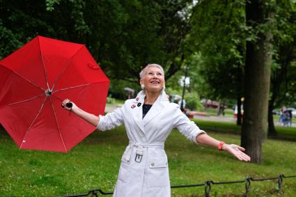 Санкт-Петербург. Женщина пенсионного возраста на прогулке в парке.