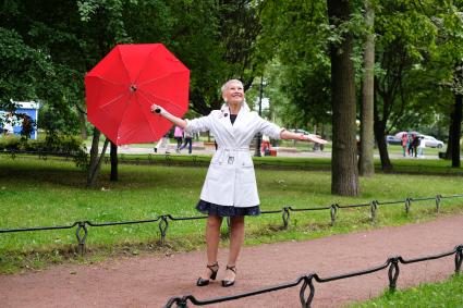 Санкт-Петербург. Женщина пенсионного возраста на прогулке в парке.