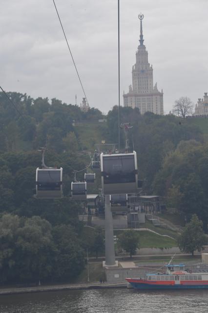 Москва.  Вид на канатную дорогу, соединяющую Воробьевы горы и стадион `Лужники`.