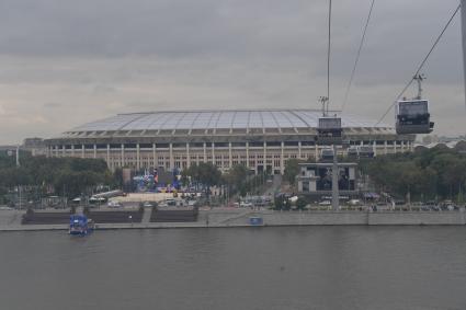 Москва.  Вид на канатную дорогу, соединяющую Воробьевы горы и стадион `Лужники`.