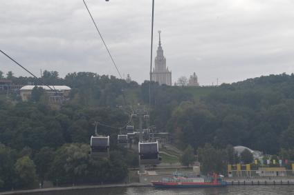 Москва.  Вид на канатную дорогу, соединяющую Воробьевы горы и стадион `Лужники`.