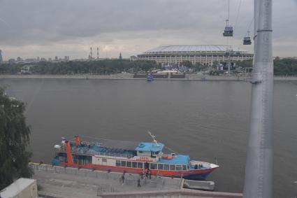 Москва.  Вид на канатную дорогу, соединяющую Воробьевы горы и стадион `Лужники`.