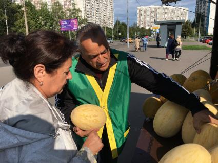 Москва. Торговля дынями на одной из улиц города.