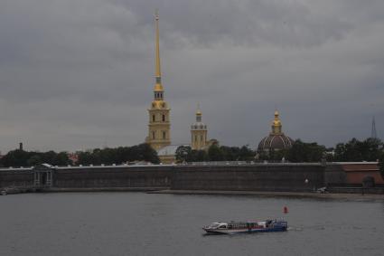 Санкт-Петербург. Вид на Петропавловскую крепость.