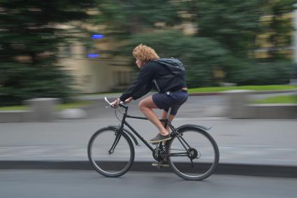 Санкт-Петербург. Женщина едет на велосипеде.