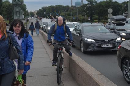 Санкт-Петербург. Автомобильная пробка на одной из улиц города.