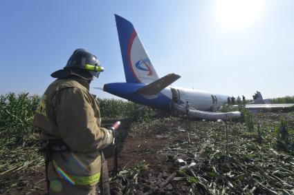 Московская область. Самолет Airbus A321 авиакомпании `Уральские авиалинии`, который совершил аварийную посадку в районе аэропорта Жуковский после возгорания двигателя при взлете.