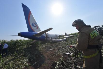 Московская область. Самолет Airbus A321 авиакомпании `Уральские авиалинии`, который совершил аварийную посадку в районе аэропорта Жуковский после возгорания двигателя при взлете.