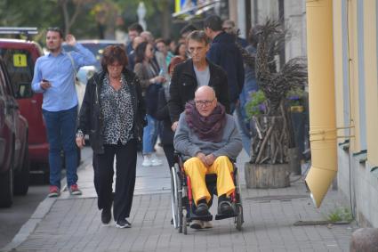 Санкт-Петербург.  Горожане на одной из улиц города.