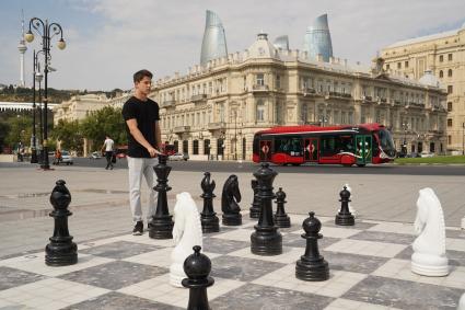 Азербайджан. Баку. Молодой человек играет в шахматы на одной из улиц города.