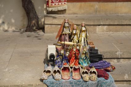 Азербайджан. Баку.  Торговля сувенирами на улице Старого города.