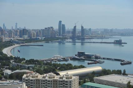 Азербайджан. Баку.  Вид на город и Бакинскую бухту Каспийского моря.