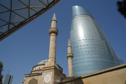 Азербайджан. Баку.  Вид на Турецкую мечеть и комплекс зданий `Пламенные башни`.