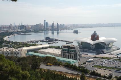 Азербайджан. Баку.  Вид на город и Бакинскую бухту Каспийского моря.