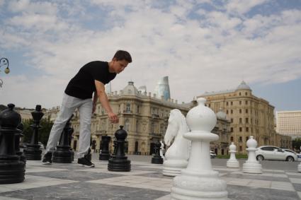 Азербайджан. Баку. Молодой человек играет в шахматы на одной из улиц города.
